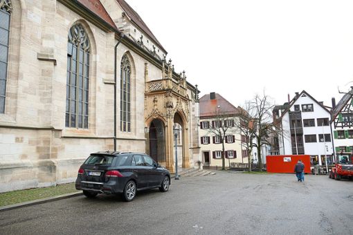 Auf dem Vorplatz des Heilig-Kreuz-Münsters sind momentan  Baustellenfahrzeuge aufgrund der Arbeiten rund um die Kirche  abgestellt.  Autofahrer nutzen die derzeit fehlenden Absperrpoller  aus, um ihre Fahrzeuge dort widerrechtlich zu parken. Foto: Stapel
