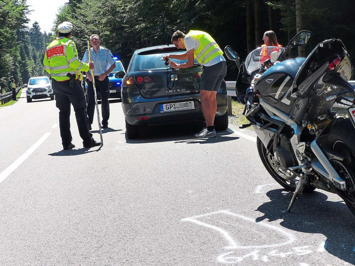 Bei der Unfallaufnahme. Das Motorrad war ins Heck des Autos gekracht, der Fahrer wurde schwer verletzt.  Foto: Rath