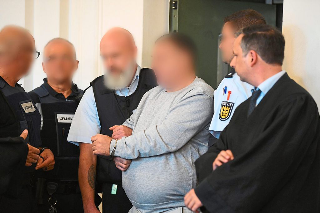 Im so genannten Konstanzer Mafia-Prozess geht es auch um die Schüsse, die am 27. Mai 2017 aus einem Fahrzeug auf das Fenster eines Lokals in Hüfingen abgegeben wurden. Die Staatsanwaltschaft wertet es als Strafaktion im Rahmen eines Streits um ein Rauschgiftgeschäft des Angeklagten Nicolo M., rechts im Bild sein Anwalt Kiriakos Sfatkidis.