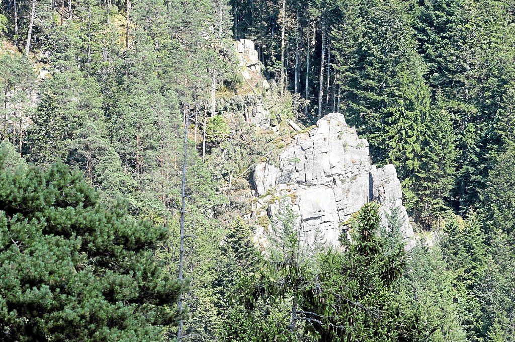 Kletterwand am frei gelegten Mühlefelsen im oberen Bernecktal und lauernde Gefahren über dem Abgrund zur Teufelsküche (links).