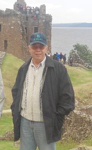 Dieter Stein vor Loch Ness in Schottland.  Foto: Stein Foto: Schwarzwälder-Bote
