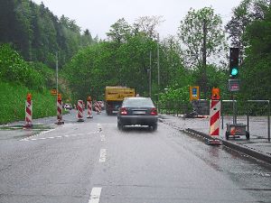 Erneuerung des Fahrbahnbelags und des Gehwegs: Die Baustellenampeln kommen bald weg.  Foto: Kugel Foto: Schwarzwälder-Bote