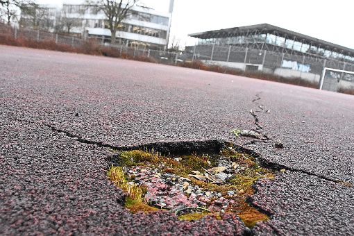 Wegen der Gefahr durch Risse und Löcher ist der Sportplatz des Hoptbühl-Gymnasiums ab sofort geschlossen. Foto: Archiv