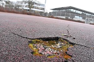 Wegen der Gefahr durch Risse und Löcher ist der Sportplatz des Hoptbühl-Gymnasiums ab sofort geschlossen. Foto: Archiv
