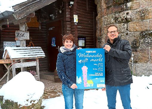 Ferienland-Geschäftsführer Julian Schmitz (rechts) und seine Assistentin Nadine Schäfer freuen sich auf den Ferienland-Weihnachtsmarkt rund um den Stöcklewaldturm Foto: Kommert Foto: Schwarzwälder-Bote