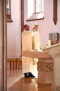 Pfarrer Christian Albrecht feiert die Messe nichtöffentlich. Sie kann aber im Internetverfolgt werden. Foto: Kirche Foto: Schwarzwälder Bote
