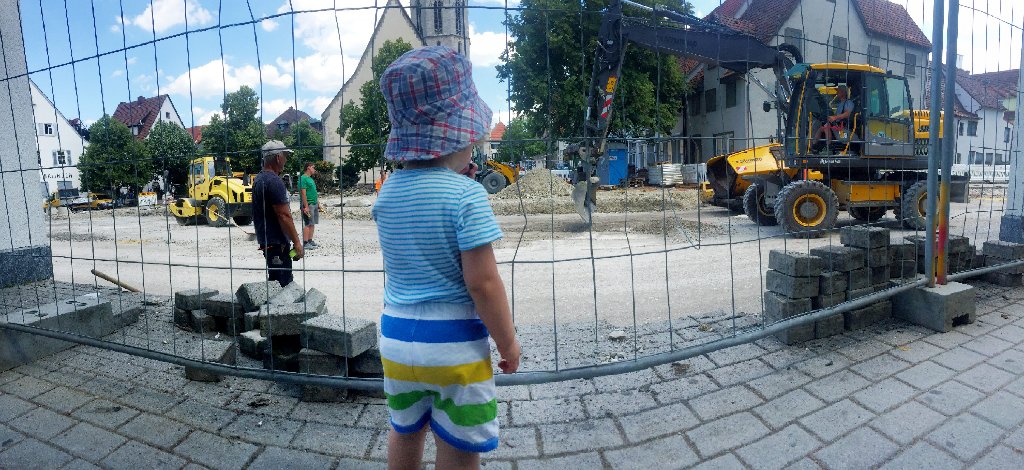 Bagger!: Ein kleiner Junge schaut sich die Baumaschinen am Hinteren Kirchplatz an. Noch einige Wochen wird dort an der Straße gearbeitet. Foto: Maier