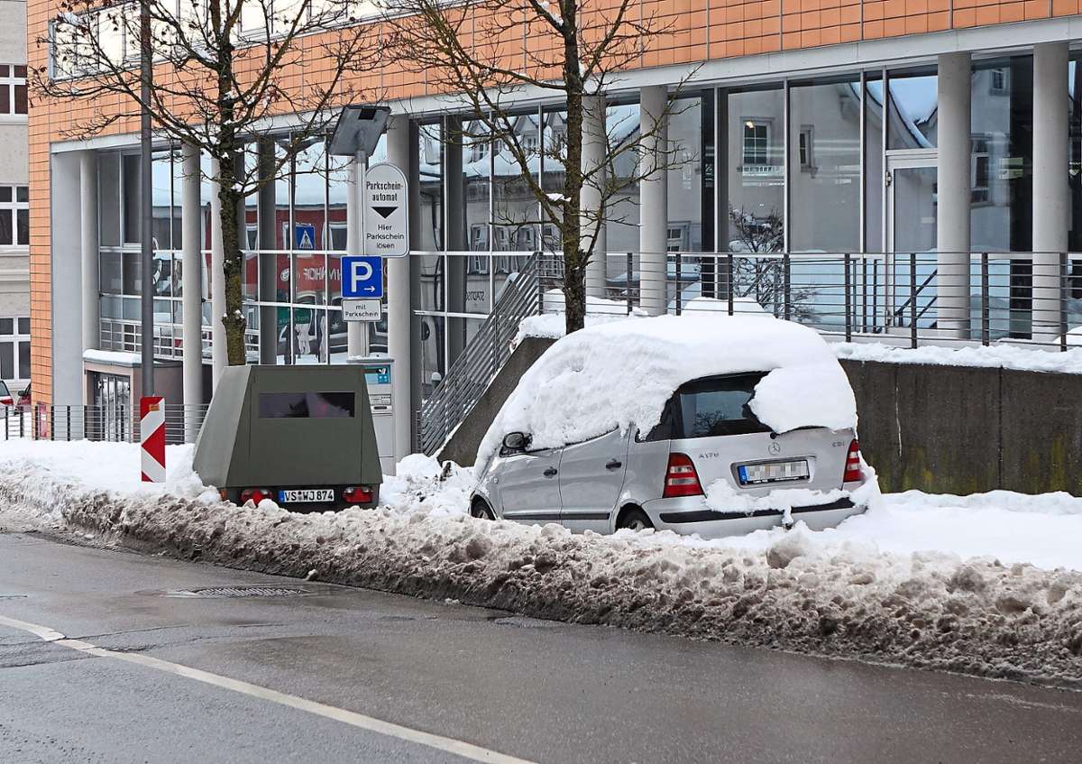 In der Friedrich-Ebert-Straße, vor Gebäude C der DHBW Villingen-Schwenningen, soll der Enforcement Trailer der Stadt derzeit für die Einhaltung der vorgeschriebenen Höchstgeschwindigkeit von 30 Stundenkilometern sorgen. Sorgt das geparkte Auto etwa für freie Sicht?