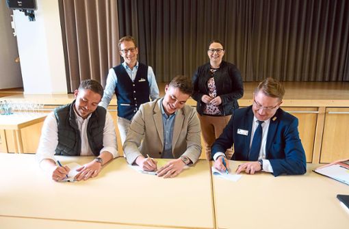 Bei der Unterzeichnung der Absichtserklärung (von links): Sebastian und Lukas Nafz, Bürgermeister Michael Ruf, dahinter Patrick Schreib und Landtagsabgeordnete Katrin Schindele. Foto: Braun