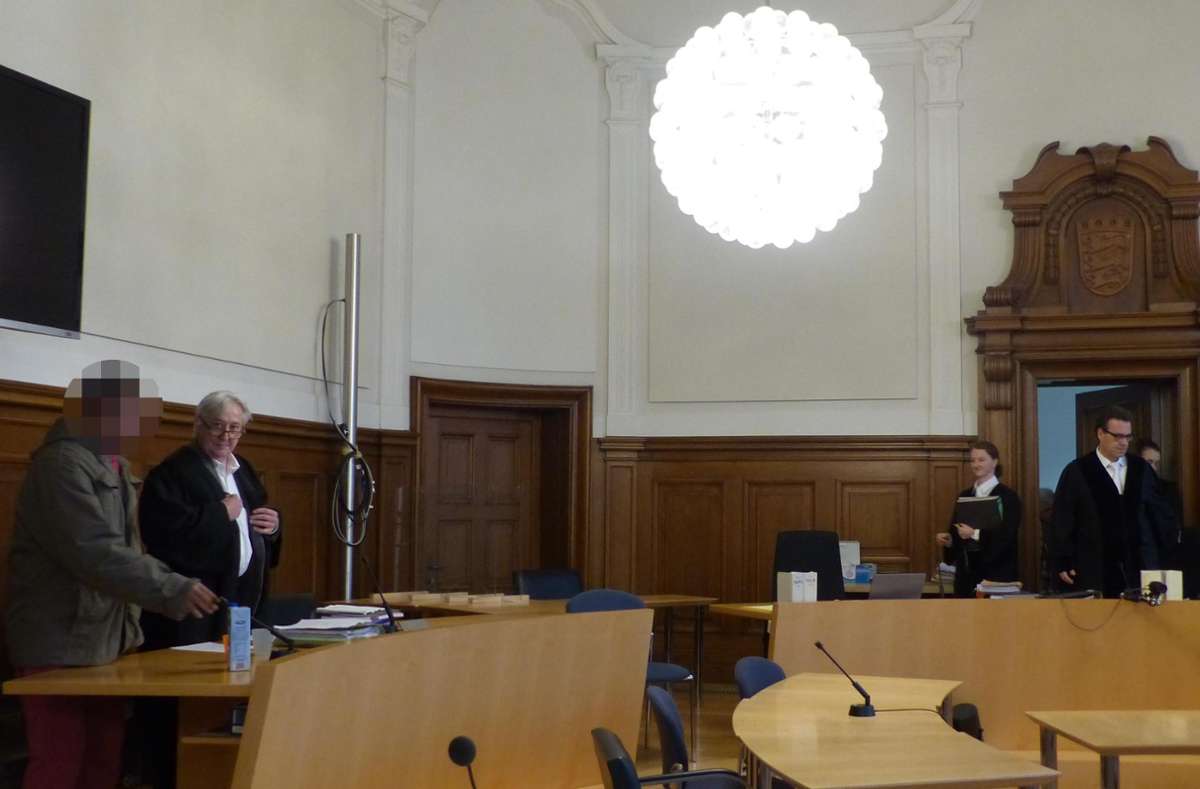 Der Angeklagte mit seinem Verteidiger (links) und die Richter im Landgericht Rottweil. Foto: Kupferschmidt