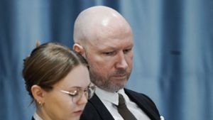 Anders Behring Breivik mit seiner Anwältin Marte Lindholm Foto: dpa/Cornelius Poppe