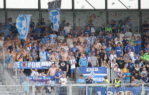 Anhänger der Stuttgarter Kickers am Samstagnachmittag auf der Tribüne des Stadions von Wehen Wiesbaden. Foto: Pressefoto Baumann