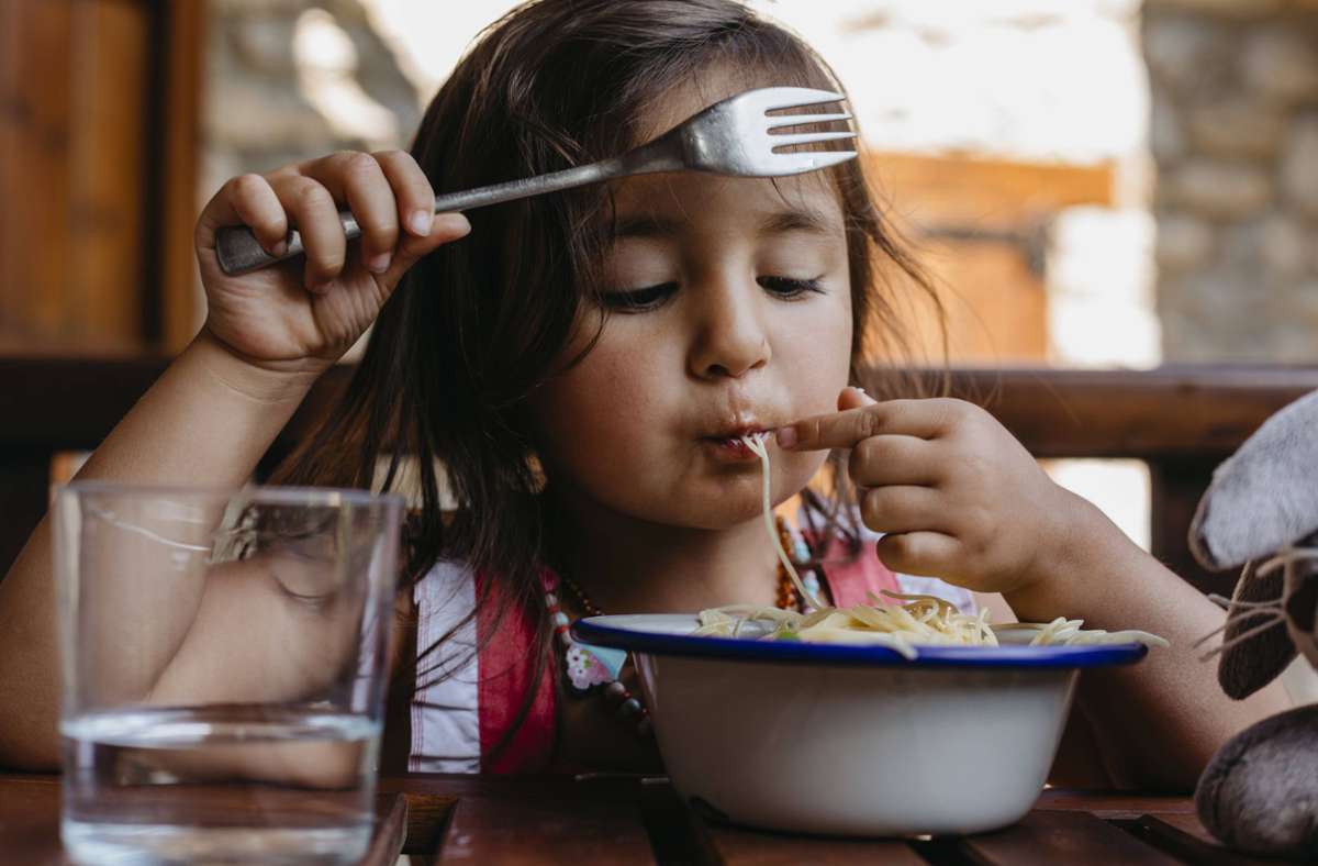 Immer nur Nudeln oder Reis – ist das gesund für Kinder? Foto: imago images/Westend61/Valentina Barreto