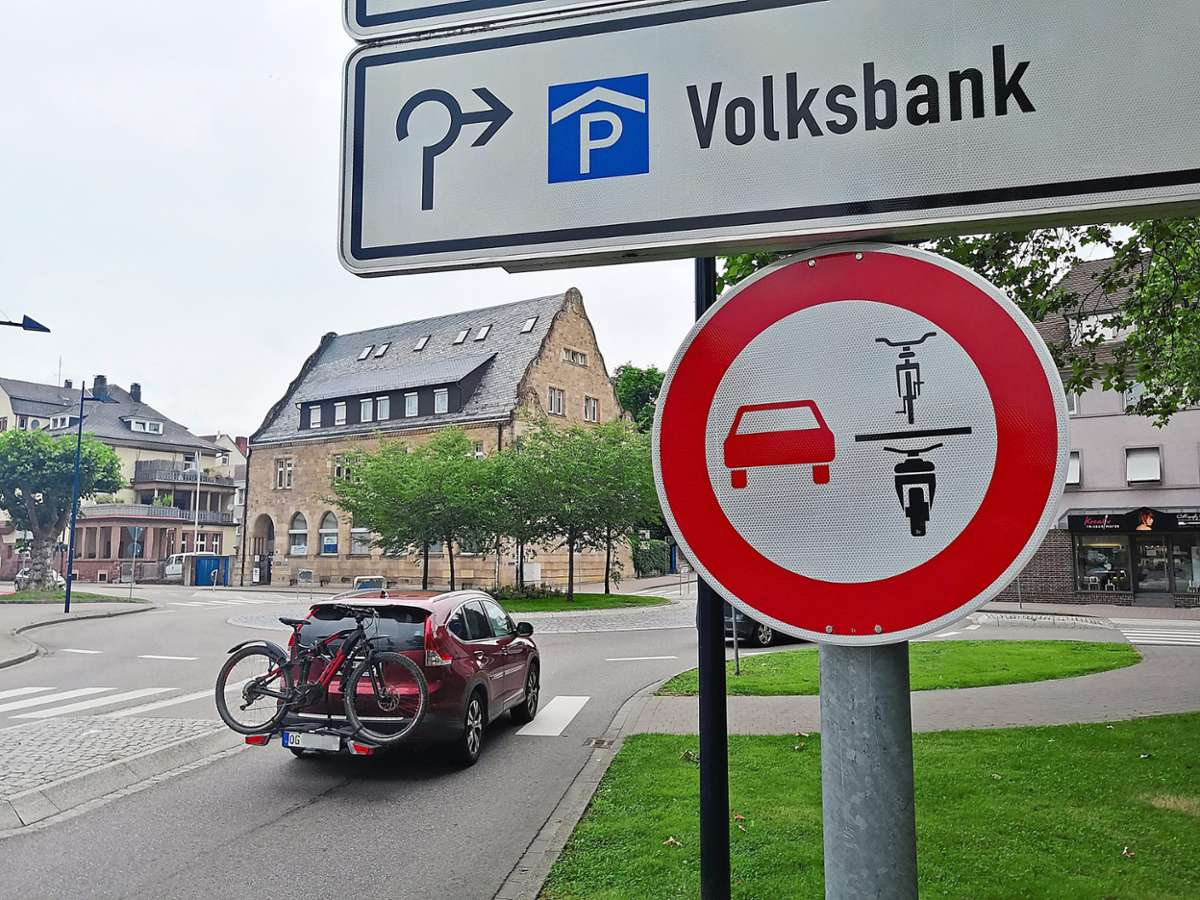 Rad- und Motorradfahrer haben am Kreisel Lotzback-/Goethestraße jetzt vorfahrt, sagt das neue Verkehrsschild. Foto: Braun
