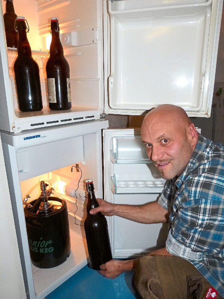 Gut Ding braucht Zeit: Im Kühlschrank lagert Hellstern wochenlang das Bier in Magnum-Flaschen oder einem kleinen Fässchen, damit es die nötige Reife  bekommt.  Foto: Kost