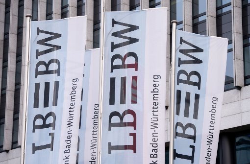 Fahnen mit dem Logo der Landesbank Baden-Württemberg (LBBW). Die Volkswirte rechnen mit zunehmenden Schwankungen an den Kapitalmärkten. Foto: dpa