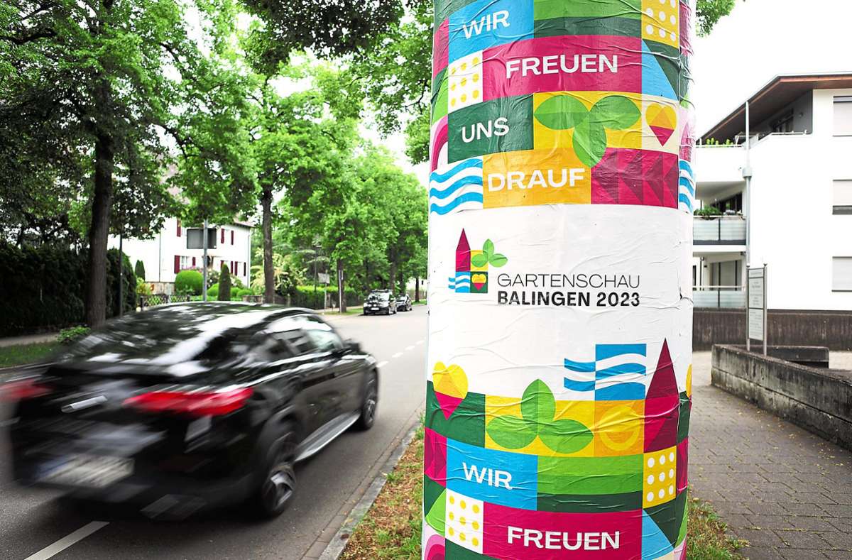 An vielen Stellen in Balingen – hier die Litfaßsäule an der Robert-Wahl-Straße – wird Werbung für die Gartenschau gemacht. Wie hoch die Eintrittspreise dafür sein sollen, darüber wird derzeit im Gemeinderat debattiert. Foto: Maier
