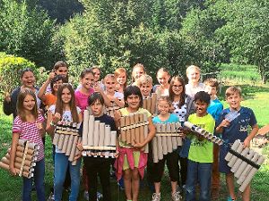 Groß sind sie geworden, die Instrumente, die diese Kinder bei der Volkstanzgruppe Frommern gebastelt haben.  Foto: Verein Foto: Schwarzwälder-Bote