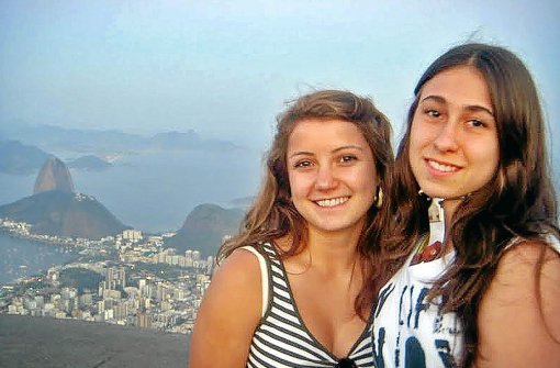 Warm war es Elena (links) und Fernanda in Brasillien. Unser Bild zeigt sie in Rio de Janeiro mit dem berühmten Zuckerhut. Foto: Schwarzwälder-Bote