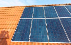 Photovoltaikanlagen kann sich die Eutinger Gemeindeverwaltung am ehesten noch  auf dem Dach vorstellen. Symbol-Foto: Gentsch Foto: Schwarzwälder Bote