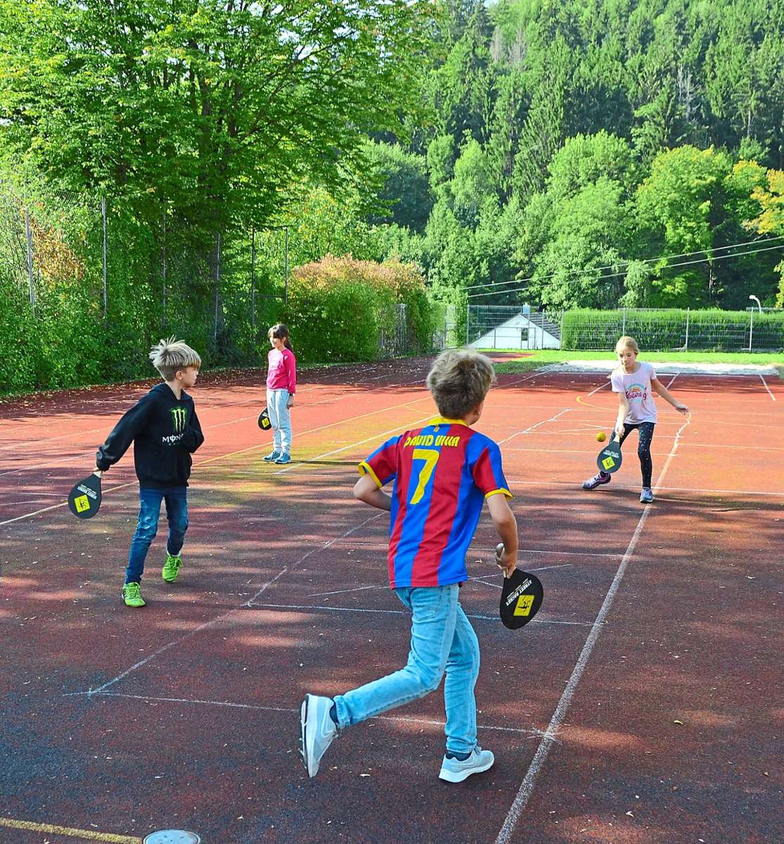 Jugend trainiert für Olympia hieß es an den Schulen in Dettingen und Bittelbronn. Gespielt wurde Street Racket – ein neues Bewegungskonzept.Foto: TC Dettingen Foto: Schwarzwälder Bote