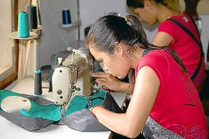 Das kambodschanische Projekt Smateria fördert vor allem Frauen. Sie fertigen Taschen aus Moskitonetzen an. Foto: recycelBar