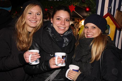 Auf dem Dunninger Weihnachtsmarkt ließen sich die Besucher auch ein Tässchen Glühwein schmecken.  Foto: Bartler-Team