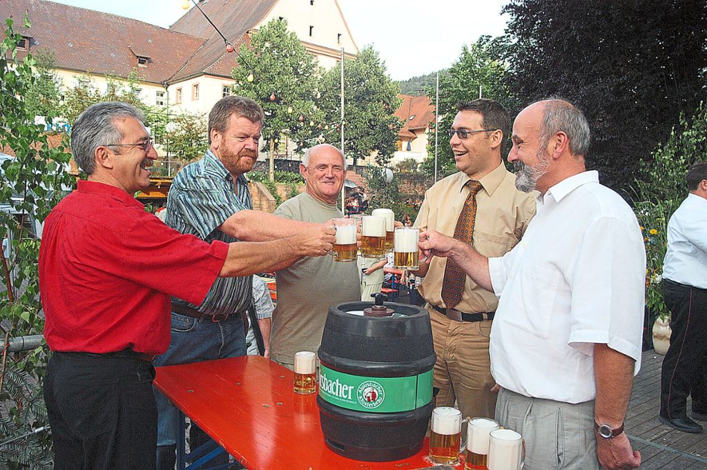 Klaus Muttach (Zweiter von rechts) hat gute Erinnerungen an seine Zeit in Seelbach. Auf dem Bild stößt er beim Seelbacher Bürgerfest im Jahr 2003 an.
