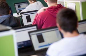 Je mehr Computer an Schulen im Einsatz sind, desto mehr Angriffsflächen bieten sich für Cyberkriminelle. Foto: dpa/Marijan Murat