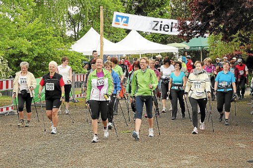 Zehn Kilometer oder Halbmarathon: Fast 40 Nordic Walker gingen bei Loßburg aktiv auf die Strecke. Foto: Frütel