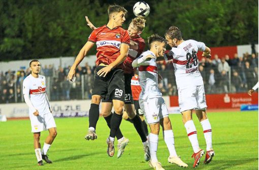 Aufmerksam und konsequent in der Defensivarbeit präsentierten sich die TSG Balingen und der VfB Stuttgart II im Schwaben-Derby, das 1:1-Unentschieden endete. Foto: Kara