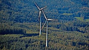 Windräder stehen in einem Wald. Die Fläche für Windkraft auf dem Großen Hau ist jetzt fast doppelt so groß ausgezeichnet wie ursprünglich. (Symbolfoto) Foto: Bernd Weißbrod/dpa