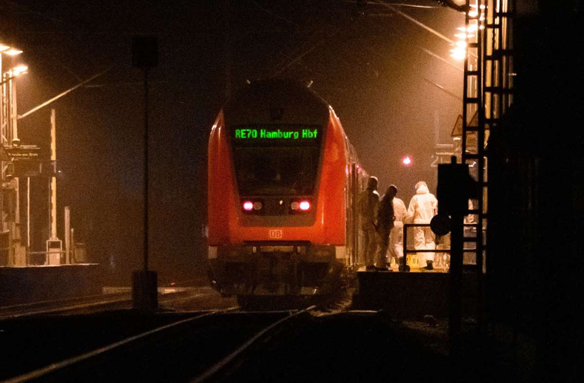 Messerattacke in einem Zug in Schleswig-Holstein: Die Spurensicherung im Einsatz . Foto: dpa/Jonas Walzberg