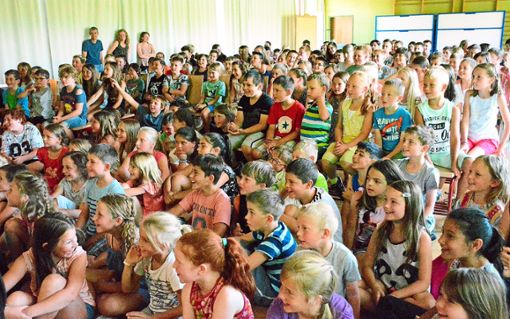 Gut gelaunt geht es für die Dom Clemente Schüler in die Sommerferien. Ein kurzweiliges Programm und viele Preise und Ehrungen werden von der Schulgemeinschaft gefeiert. Foto: Schwarzwälder Bote