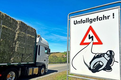 Ein Schild warnt an der der B 314 von Randen in Richtung Epfenhofen vor der Unfallgefahr – explizit werden damit Motorradfahrer angesprochen, was nicht immer fruchtet. Foto: Nathalie Göbel