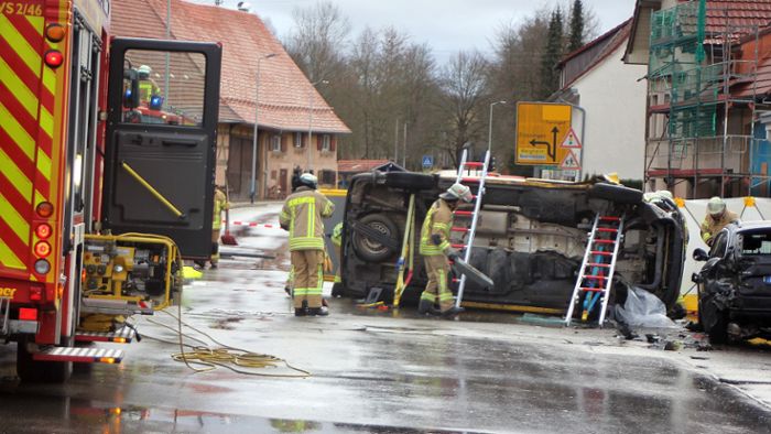 Postauto kippt bei Unfall in Mühlhausen um