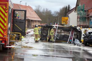 Ein Postauto und ein Pkw sind an einem Verkehrsunfall in Mühlhausen beteiligt. Foto: Bartler-Team