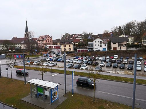 Auf dem Schotterparkplatz am Nägelesgraben soll das neue Neckarcenter mit dem Müller-Markt  entstehen.   Foto: Nädele Foto: Schwarzwälder Bote