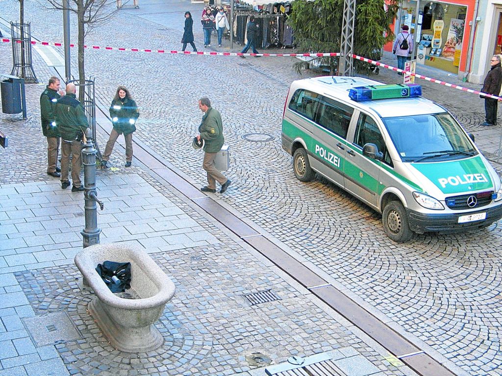 Die Archiv-Aufnahme vom Überfall auf die Commerzbank in Villingen am 9. Dezember 2009 zeigt die Polizei im Bereich der Bombenattrappe, die der Täter dem Bankendirektor in die Tasche gesteckt hatte, als er ihn kurzzeitig als Geisel nahm.