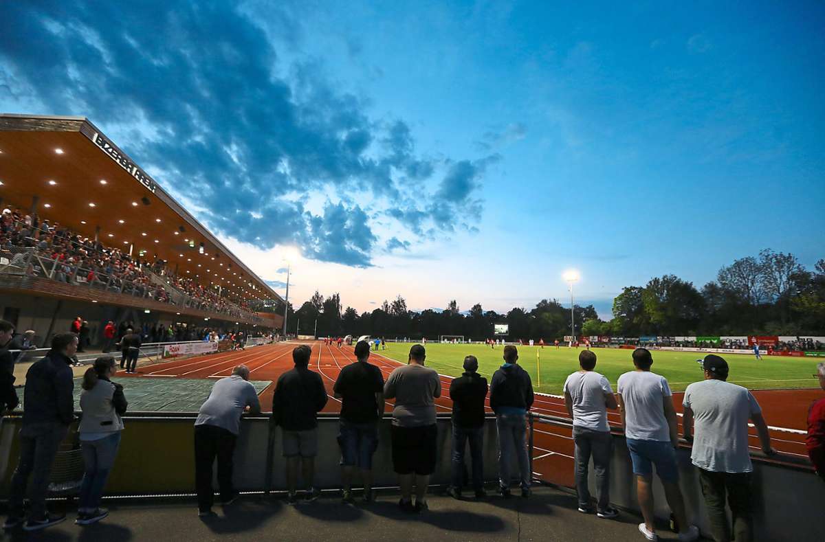 Fußball-Fans schauen in der Bizerba-Arena ein Spiel der TSG-Kicker an. Die Benutzungsordnung für die Sportanlage wird nun gendergerecht umformuliert. Foto: Maier