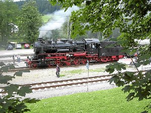 Zum Bahnhofsfest in Baiersbronn am Samstag werden auch die Ulmer Eisenbahnfreunde mit einer historischen Dampflokomotive erwartet.  Fotos: Baiersbronn Touristik Foto: Schwarzwälder-Bote