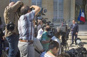 Der französische Präsident Francois Hollande tritt in Paris vor die Presse. Offenbat gibt es nach dem Absturz der Swiftair-Maschine keine Überlebenden. An Bord waren auch 51 Franzosen. Foto: dpa