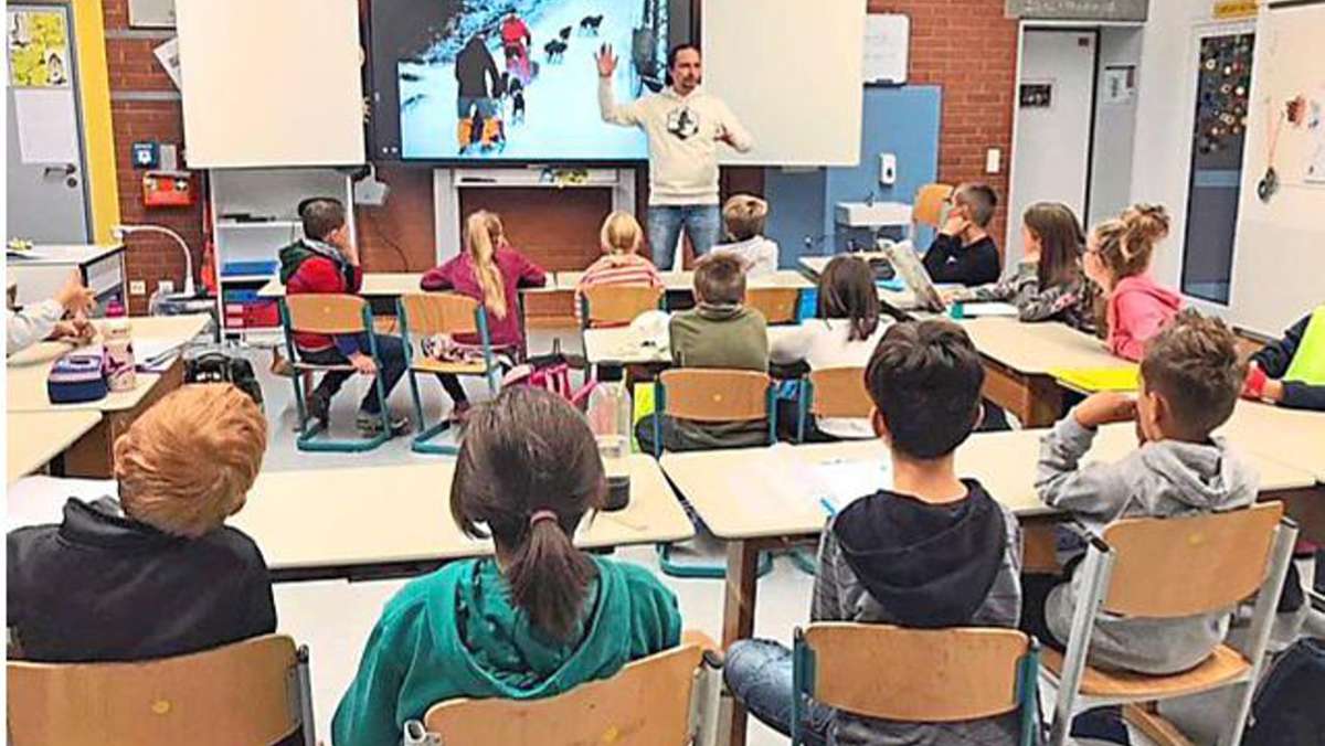 Grundschule in Schönwald: Schlittenpilot Florian Bachmann zeigt  Umgang mit Hunden