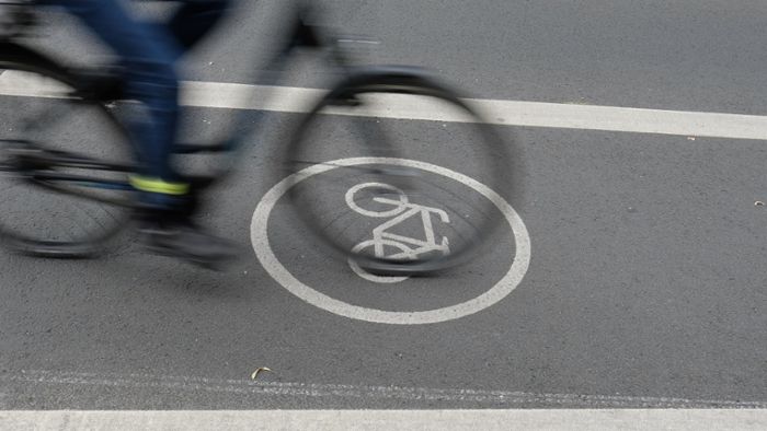 Radfahrer stürzt in Freiburg  von Brücke – und verletzt sich schwer