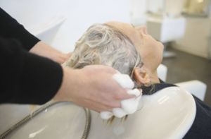 Friseurbesuche sind für Frauen meist deutlich teuerer, selbst bei gleichem Aufwand (Symbolbild). Foto: IMAGO/YAY Images/IMAGO/moodboard