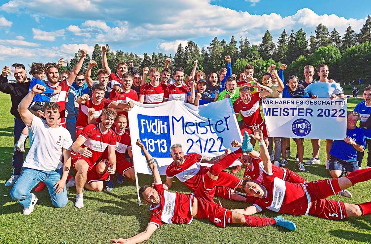 Spieler und Fans der FV/DJK Georgen feiern Titel und Aufstieg in die Kreisliga A.