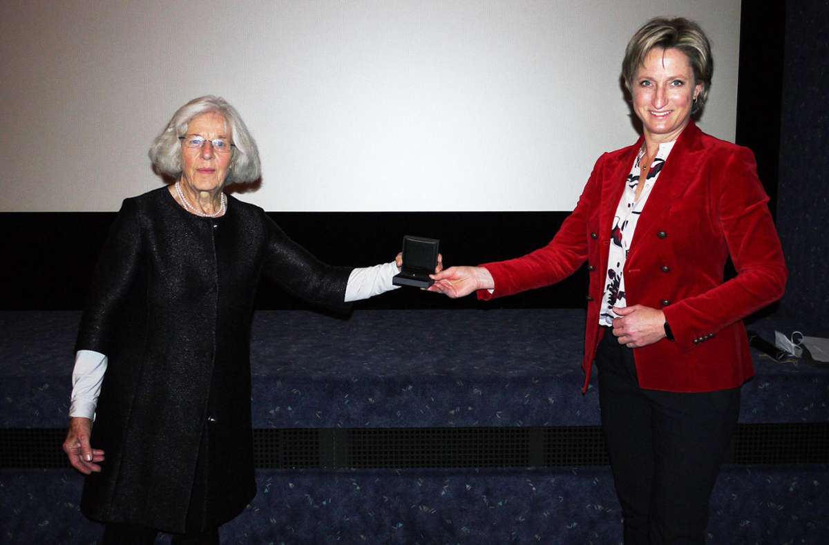 Brigitte Wagner (links) ist von Wirtschaftsministerin Nicole Hoffmeister-Kraut mit einer der höchsten Auszeichnungen des Landes, der Staufermedaille des Ministerpräsidenten, geehrt worden – im Capitol-Filmpalast in Albstadt.