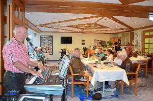 Einen gemütlichen Nachmittag bei Kaffee und Kuchen und fröhlicher Musik erlebten zahlreiche Senioren im Scheffelhof im Rahmen der Seniorentage.  Foto: Kaletta Foto: Schwarzwälder-Bote