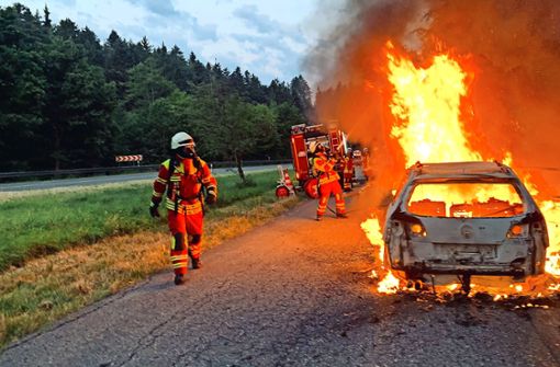 Waldbrandgefahr: Die Geislinger Feuerwehr verhindert Schlimmeres. Foto: Oliver Schmid