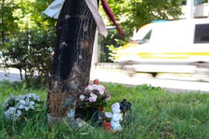 Blumen stehen an der Unfallstelle, an der im März 2019 zwei Menschen gestorben sind.  Foto: dpa